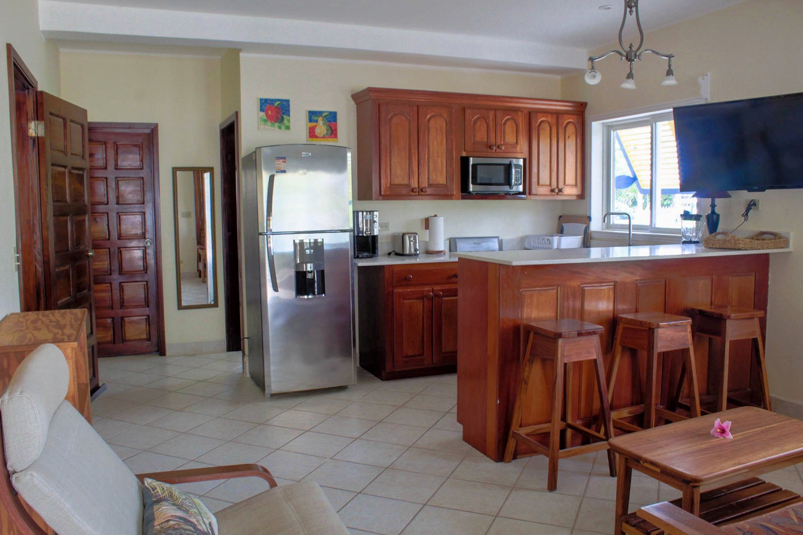 1 BR Beachfront Suite (North): Living area and kitchen