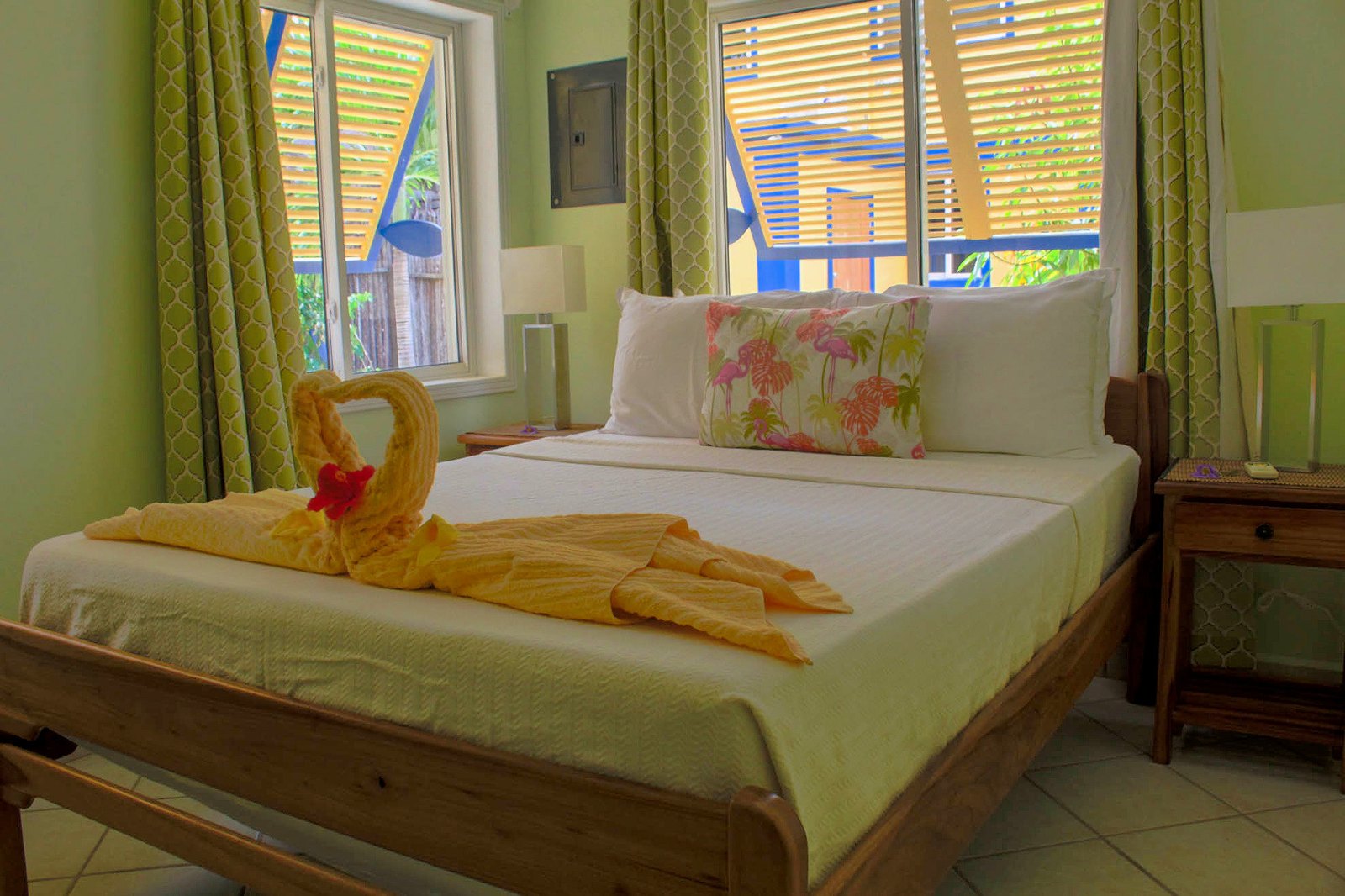 1 BR Beachfront Suite (South): Queen bedroom